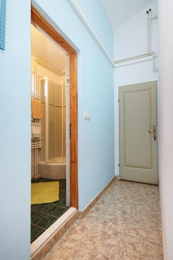 Apartments By The Sea Hvar - 10430 ฮวาร์ ภายนอก รูปภาพ